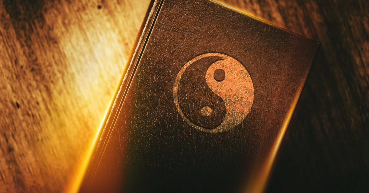 Livro antigo com o símbolo yin-yang, representando os princípios da medicina chinesa.